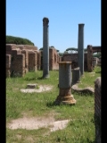 06608 ostia - regio iv - insula v - terme delle sei colonne (iv,v,10-11) - decumanus maximus - bli durch den eingangskorridor (b) in den hof (c) aus nordwesten - 05-2016.jpg